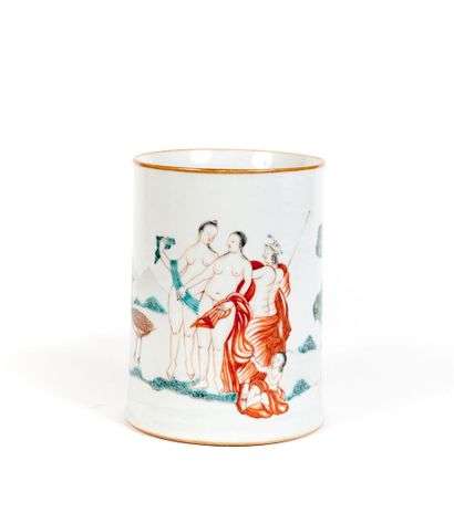 CHINE
Grande chope cylindrique en porcelaine...