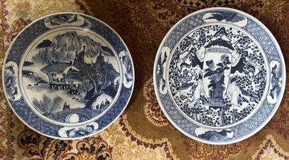 VIETNAM
Deux plats en porcelaine à décor...