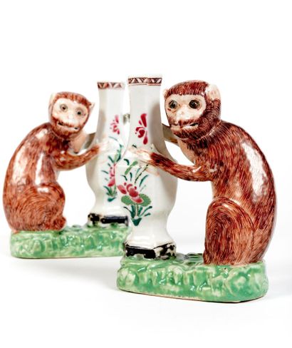 CHINE
Paire de groupes en porcelaine représentant...