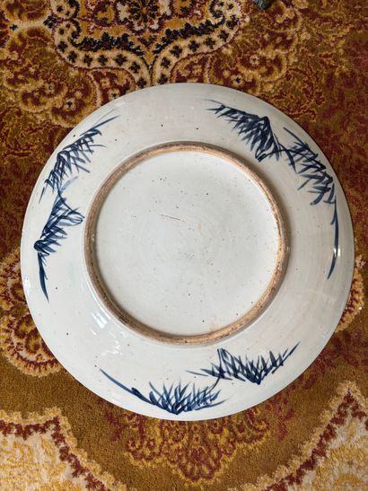 VIETNAM
Deux plats en porcelaine à décor...