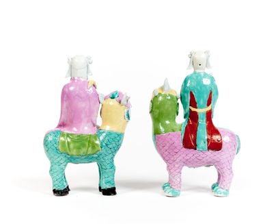 CHINE
Paire de groupes en porcelaine représentant...