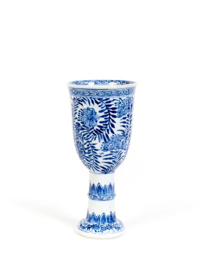 Chine
Grand gobelet en porcelaine d'après...