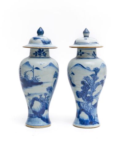 Chine
Paire de vases balustre couverts en...