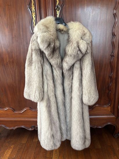 A LA REINE D'ESPAGNE (Paris)
Long fur coat...