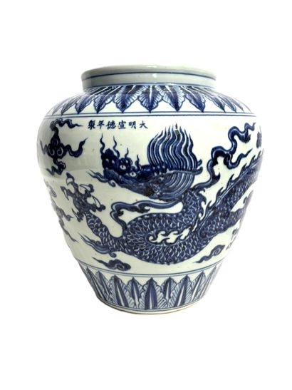 CHINE 
Grand vase bleu et blanc en porcelaine...