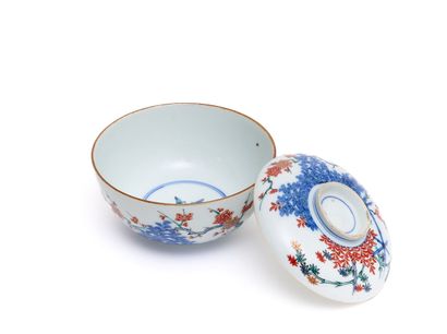 Japon, Arita
Bol couvert en porcelaine à...