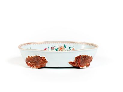 CHINE
Bassin ovale en porcelaine, reposant...