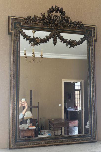 MIROIR en bois sculpté et stuc doré et peint...