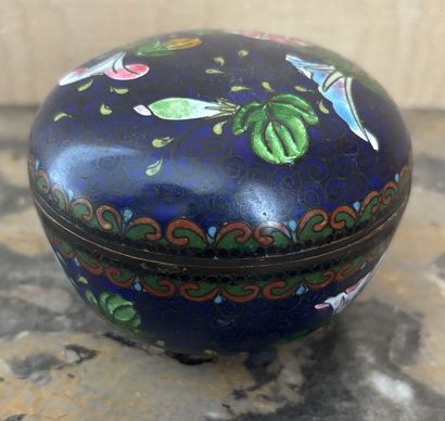 ASIE
Boite ronde couverte en cuivre, émaux...