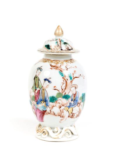 CHINE
Boîte à thé couverte en porcelaine...
