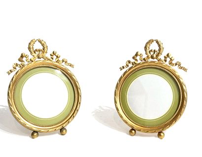 PAIR OF SMALL oval frames in gilded metal,...