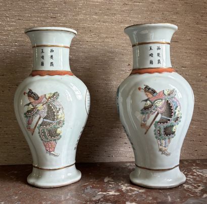 CHINE
Paire de vases en porcelaine à décor...