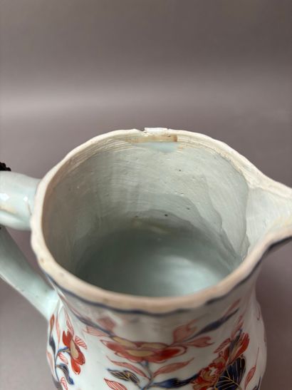 Chine
Verseuse couverte en porcelaine à décor...