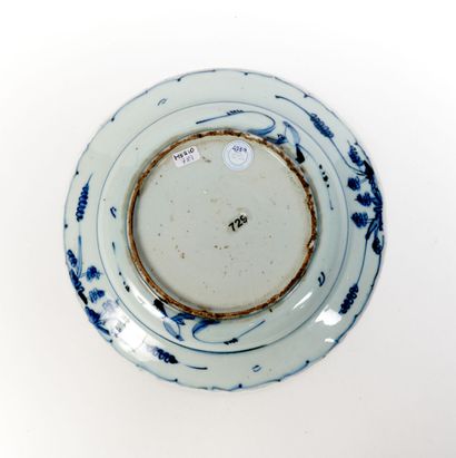 CHINE
Assiette à bord contourné en porcelaine...