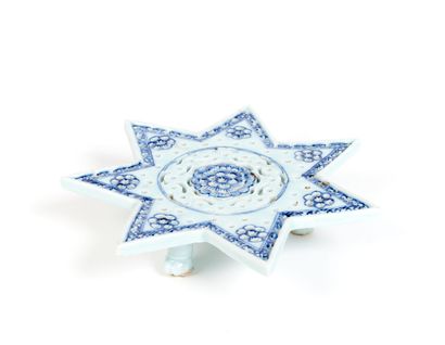 CHINE
Plateau en forme d'étoile en porcelaine...