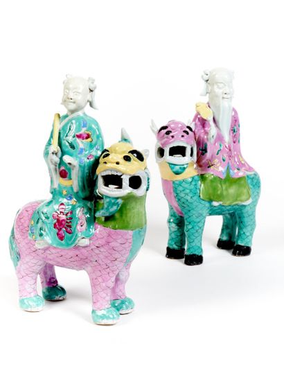 CHINE
Paire de groupes en porcelaine représentant...
