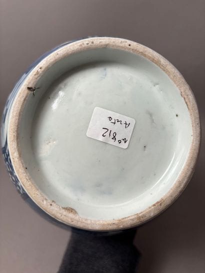 Japon
Verseuse en porcelaine à décor en bleu...