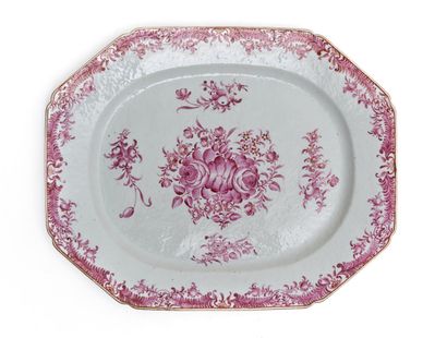 Chine
Plat octogonal en porcelaine à décor...
