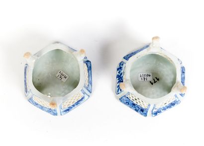 CHINE
Paire de salières hexagonales en porcelaine...