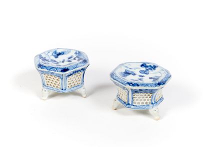CHINE
Paire de salières hexagonales en porcelaine...