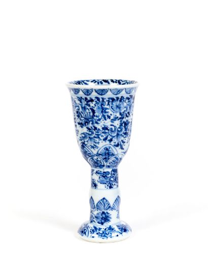 CHINE
Grand gobelet en porcelaine d'après...