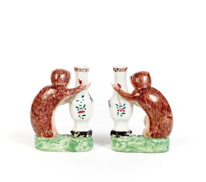 CHINE
Paire de groupes en porcelaine représentant...