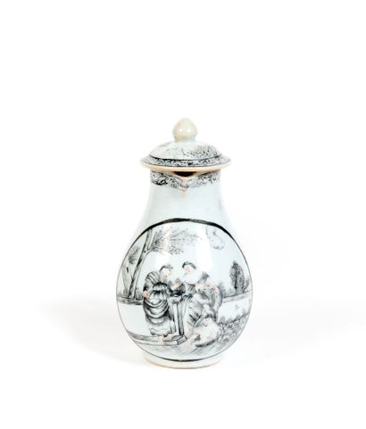 CHINE
Verseuse couverte en porcelaine à décor...