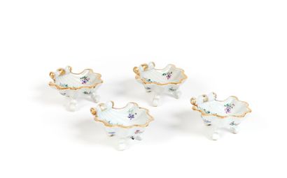 CHINE
Ensemble de quatre salières en porcelaine...