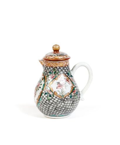 CHINE
Verseuse couverte en porcelaine à décor...