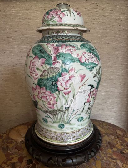 CHINE
Potiche couverte en porcelaine à décor...