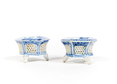 CHINE
Paire de salières hexagonales en porcelaine...