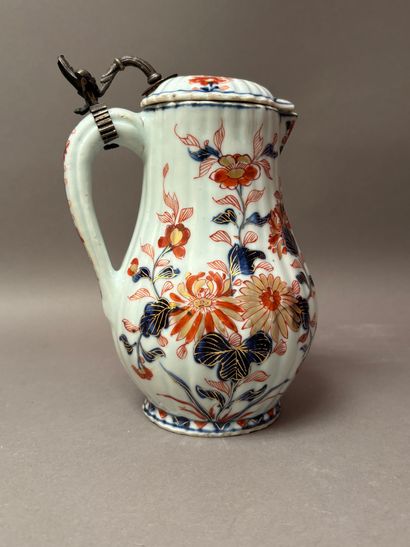 Chine
Verseuse couverte en porcelaine à décor...