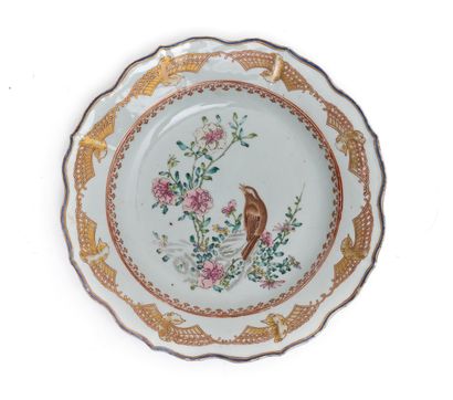 Chine
Assiette à bord contourné en porcelaine...