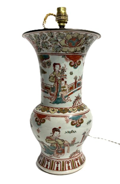 CHINE 
Vase en porcelaine à décor émaillé...
