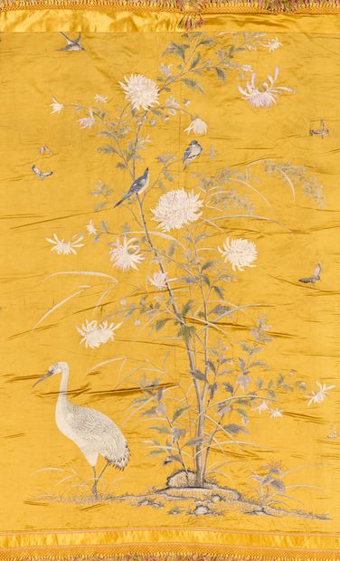 CHINE - Fin XIXe siècle
Tenture en soie jaune...