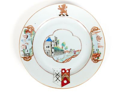CHINE
Trois assiettes en porcelaine à décor...