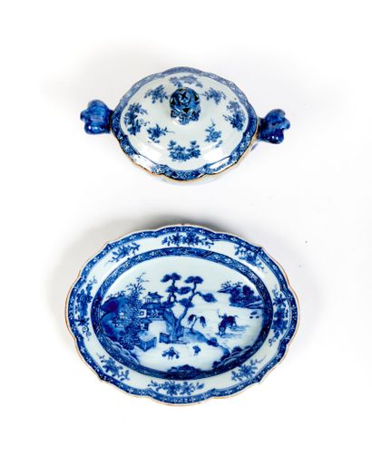 CHINE
Petite terrine ovale couverte et son...