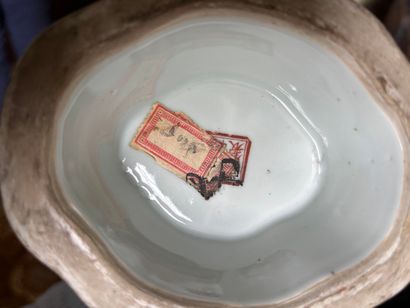 CHINE
Paire de vases en porcelaine à décor...