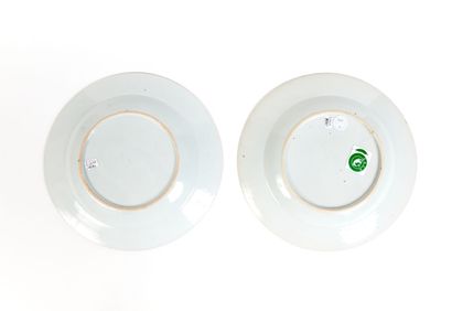 CHINE
Deux assiettes en porcelaine à décor...