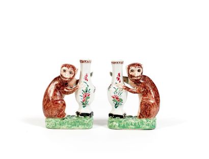 CHINE
Paire de groupes en porcelaine représentant...