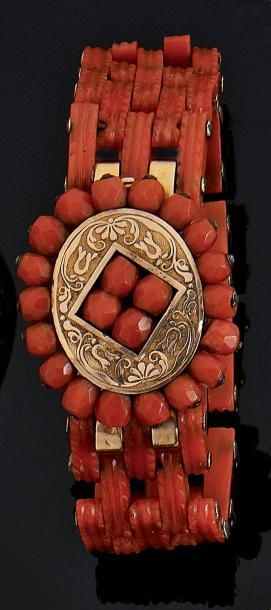 Bracelet articulé en corail gravé retenant...