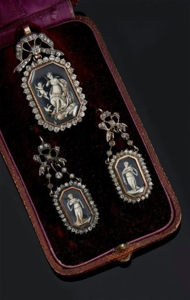 Parure comprenant: pendentif médaillon et...