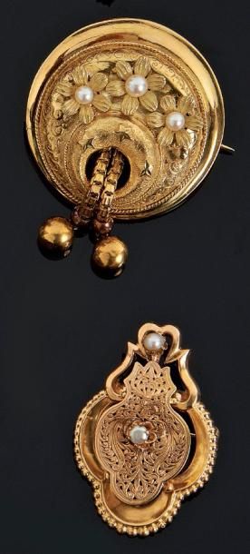 Lot de deux *broches et deux pendentifs en...
