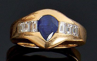 Bague en or jaune, ornée d'un saphir poire...
