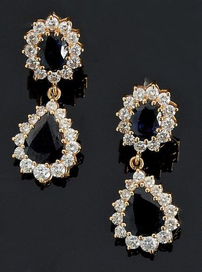 Paire de pendants d'oreille en or jaune,...