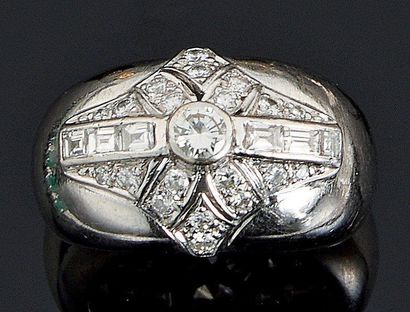 Large bague jonc en or gris, ornée au centre...