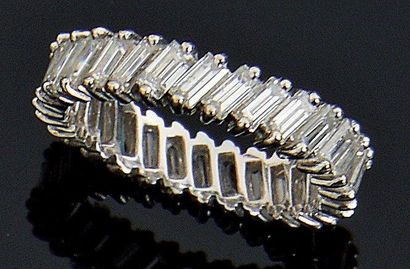 Alliance en or gris, sertie de diamants de...