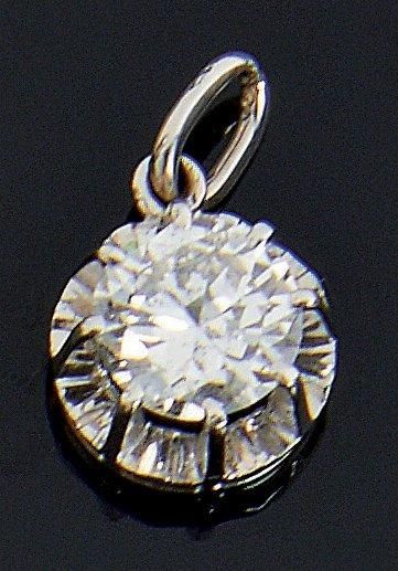 Pendentif en or gris, serti d'un diamant...