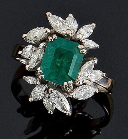 Bague en or gris, sertie d'une émeraude rectangulaire...