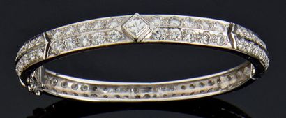Petit bracelet jonc rigide ouvrant en or...